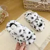 Pantuflas esponjosas de estampado de leopardo para niñas, nuevo estilo 2026, diseño de alta gama, cálidas para otoño e invierno, chanclas de felpa con suela gruesa para bebés y niños pequeños