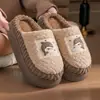 Novos estilos de inverno de pantufas masculinas de algodão, pantufas internas quentes e com sola grossa para uso doméstico, antiderrapantes e disponíveis em um design para casais com forro felpudo