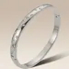 Pulsera Elegante y Exquisita de Gypsophila de Acero de Titanio Diseño de Nicho de Gama Alta Oro de 18 Quilates para Mujer Pulsera Micro-pavimentada con Circonita
