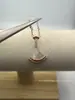Exquisito collar de falda de doble capa en oro V, chapado en oro real de 18 quilates, cadena para la clavícula con colgante en forma de abanico de nácar blanco natural y ágata roja
