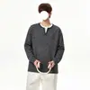Camiseta de manga larga a rayas para hombre, estilo henley americano, color gris, sudadera de peso pesado tipo dos piezas falsas, parte superior interior
