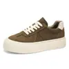 Zapatos de Hombre de Moda Otoño 2025 Nuevos de Cuero Casual Versátiles Tenis Suela Gruesa Aumento Oculto de Altura Gamuza Zapatos de Moda