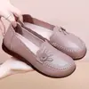 Zapatos blancos de grulla de almohada para madre, zapatos de cuero genuino de suela blanda para mujeres mayores, zapatos planos antideslizantes para mujeres de mediana edad y mayores