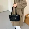 Bolso tote, bolso ligero de lujo para el commute, estilo nuevo, casual y a la moda, gran capacidad, diseño con tachuelas, bolso de un solo hombro 2026