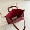Bolso de mano portátil de gran capacidad y sencillo para mujer, novedad de verano 2024, bolso de hombro de gran capacidad y popular a la moda.