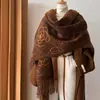 Bufanda de Camelia Estilo Pequeño Aroma Otoño Invierno 2026 para Mujer Cálida Tacto de Alta Gama Cortavientos Ropa Exterior Chal de Jacquard de Doble Cara