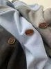 Camiseta de Lã com Blocos de Cor, Gola Redonda e Manga Longa para Mulheres, Novo Modelo de Inverno com Botões, Cachemir Sintético, Camada de Base Espessa