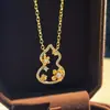 Collar de Calabaza Estilo Chino Nuevo Dorado para Mujer, Colgante de Flor con Diseño Hueco, Lujoso Incrustado de Diamantes, Moda Estilo Chino Cepillado, Hecho de Cobre