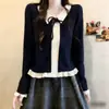 Fat Sister 2026 Design de Início de Primavera Inspirado em Peça Falsa Dupla Patchwork Gola Boneca Gravata Borboleta Manga Longa Top Curto