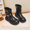 Otoño 2026 Nuevas Botas para Niña Negras de Moda con Hebilla de Cuero Remaches Botas de Moda Elegantes Botines para Niña Pequeña