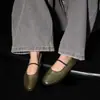 Novo modelo de primavera, sapatilhas color block de couro bovino de camada superior, bico redondo, sapatos macios de tira única, tamanho grande para mulheres