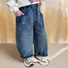Jeans para niñas estilo coreano con estampados de corazones por toda la prenda, pantalones largos de moda para niñas pequeñas, primavera y otoño 2026