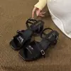 Primeiro Encontro com as Sandálias Abertas com Fivela de Cinto Moda Salto Bloco da Nova Temporada para Mulheres, Novo Estilo de Verão, Versátil