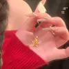 El mismo estilo que el collar con colgante de atrapasueños de pentagrama hueco de oro brillante de 24 quilates de la Tienda de Oro Puzo, cadena elegante y sofisticada para la clavícula