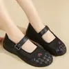Sapatos Femininos de Verão Vazados Respiráveis Sapatos de Tecido Old Beijing Solado Macio Confortáveis para os Pés Sapatos para Idosos Leves Confortáveis Sapatos para Mãe Sapatos de Tela