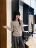 Camisa base feminina de outono precoce, estilo coreano, moderna, com bordado tridimensional, simples, confortável, macia, gola semi-alta.