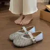 Sapatos Mary Jane de sola macia para uso externo, sapatos de rede, confortáveis, novo estilo de verão 2026, sandálias rasas respiráveis vazadas com uma única tira