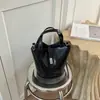 Bolso Cubo Shuai Mijia 2026 Otoño Nuevo de Estilo Alto Nicho para Mujer, Sencillo y Moderno con Cierre de Candado, Bolso de Hombro Único Cruzado