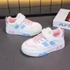 Zapatos para niños 2026 primavera y otoño nuevo estilo zapatillas de colores para niños con parte superior de cuero y suelas antideslizantes para niñas y niños mayores zapatos casuales