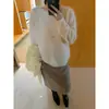 Foto real da nova moda feminina coreana Dongdaemun outono 2026: Suéter casual de lã polar com gola redonda estilo coreano