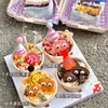 Ingredientes de helado esponjosos de moda, mezcla para pastel de leche caliente, decoraciones para pastel, galletas, ojos de caramelo, aderezos de helado de copo de nieve