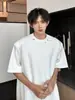 Camiseta de Verão Estilo Americano com Gola Pequena, Ombreiras Acolchoadas, Manga Curta para Homens com Design Único, Botões Metálicos, Resistente, Mangas Caídas Frescas e Estilosas