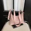 Bolso tejido de color liso de gran capacidad, diseño de nicho simple de color liso, adecuado para el trabajo y los desplazamientos, de hombro y de mano