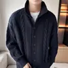 Suéter Cardigan Masculino de Outono e Inverno, Curto, Gola Alta, Solto, Versátil, Casual, Novo Estilo, Tricô Trançado, Gola Alta, Cor Lisa