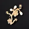 Nuevo broche de flor de ciruelo nacarado estilo chino, broche de flor de perla tradicional, venta al por mayor desde fábrica para broches de traje y abrigo