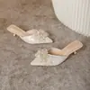 Nuevas Chanclas de Verano 2025 para Mujer con Perlas y Pedrería, Punta Fina, Tacón Delgado Medio, Mocasines de Punta Cerrada, Sandalias de Exterior