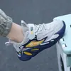 Sapatos esportivos masculinos atacado primavera e outono temporada escolar tênis de corrida crianças médias e grandes malha couro sapatos casuais antiderrapantes resistentes ao desgaste