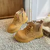 Botas de Cuero para Niños 2026 Otoño Nuevo Estilo Niños Calentitas con Felpa Botas Martin Niños Medianos y Grandes Moda Antideslizantes Botas Cortas Amarillas Grandes