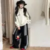Conjunto Deportivo Casual para Niñas 2026 Otoño Nueva Moda Sudadera con Cuello Alto y Pantalones de Pierna Ancha Conjunto de Dos Piezas para Niños Mayores