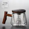 Venda por atacado estilo japonês cabo de madeira de vidro com tampa de três peças conjunto de chá doméstico separação bolha copo filtro copo flor xícara de chá