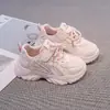 Zapatos Infantiles con Forro de Felpa Otoño e Invierno 2026 Venta al por Mayor Zapatos Deportivos para Niños Superficie de Cuero Zapatos Casuales Transpirables para Niñas Zapatos de Moda para Niños Pequeños