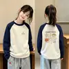 Camiseta de manga larga para niños con diseño de patchwork, nuevo estilo 2026, capa interior de forro polar cepillado para niñas, top de cuello redondo