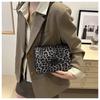 Bolsa Mensageiro de Luxo de Nicho da Primavera Feminina 2025 Novo Estilo Bolsa Personalizada com Estampa de Leopardo Estilo Ocidental Pequena Bolsa Quadrada de Ombro