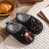 Pantufas infantis de algodão com tema de gato de desenho animado, forradas com fleece para aquecimento no outono e inverno, com sola macia antiderrapante, perfeitas para uso interno e como pantufas caseiras confortáveis para bebês