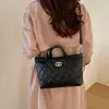 Bolsa Pequena Bordada Acolchoada de Diamante Feminina 2026 Nova de Verão Versátil de Ombro Único Transversal Exquisite Super Quente Bolsa de Mão Tote