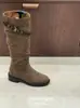2026 Botas Chunky Retrô Francesas Novidade Feminina Marrom Meillard Botas de Cano Alto para Fotos de Viagem Salto Chunky Botas Emagrecedoras