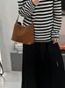 Bolsa de Axila Fosca de Nicho de Alto Padrão, Nova Bolsa Transversal Casual para o Outono e Inverno de 2026, Bolsa Feminina de Couro Genuíno