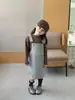 Nova Roupa Infantil Estilo Coreano Outono 2026: Vestido Estiloso de Suspensório para Meninas, Vestido Longo de Manga Longa Slim-Fit com Estampa de Leopardo
