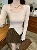 Camiseta Base Cuello Cuadrado Rosa Diseño de Otoño para Mujer Nicho Sentido Irregular Botón Hombro Camiseta Manga Larga Top