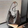 Bolso tote estilo universitario europeo y americano, retro y casual, hecho de cuero suave encerado, un bolso cruzado de gran capacidad, adecuado para trabajadores de oficina, y diseñado como un bolso de hombro para mujer