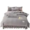 Conjunto de Quatro Peças de Lã Leite Espessa e Quente para Outono e Inverno Cor Sólida Estilo Saia de Cama de Luxo Leve Conjunto de Três Peças de Flanela de Alta Gramatura