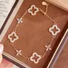 Pulseira Clássica Popular Xiaohongshu de Trevo de Quatro Folhas Vazado com Pedras Completas para Mulheres, Joia Estilo Vintage, Pulseira de Moda de Nicho de Luxo Leve