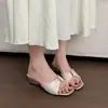 Moda Verão 2026 Sandálias Rasteirinhas com Fivela de Metal Francesa Sandálias de Temperamento Feminino Plataforma Antiderrapantes Confortáveis Sandálias de Temperamento para Exterior