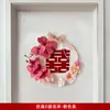 Se Usan Flores Artificiales para Decorar la Esquina de la Puerta de la Habitación de la Novia para Decoración de Boda. Se Usan Flores Artificiales Para Decorar la Puerta del Dormitorio del Novio