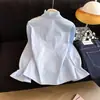Foto Real de Blusa Blanca Estilo Corte Francés 2026 con Bordes Volantes y Cuello Alto para Mujer, Top de Manga Larga de Primavera