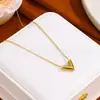 Collar Simple de Acero de Titanio 18k Nicho Lujo Ligero Letra V para Mujer Cadena para Clavícula Colorido Resistente al Desgaste Pendientes Pulsera Conjunto de Tres Piezas